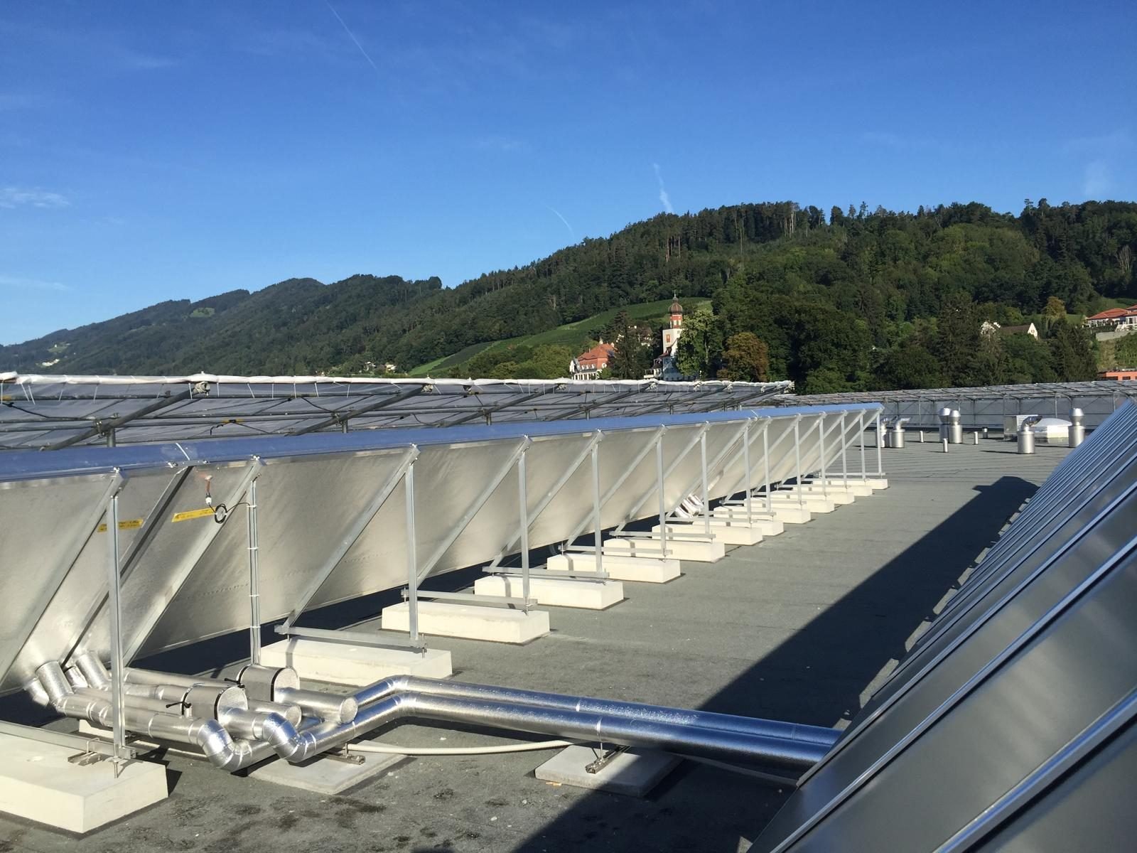 Grosse industrielle Anlage mit isolierten Rohrleitungen