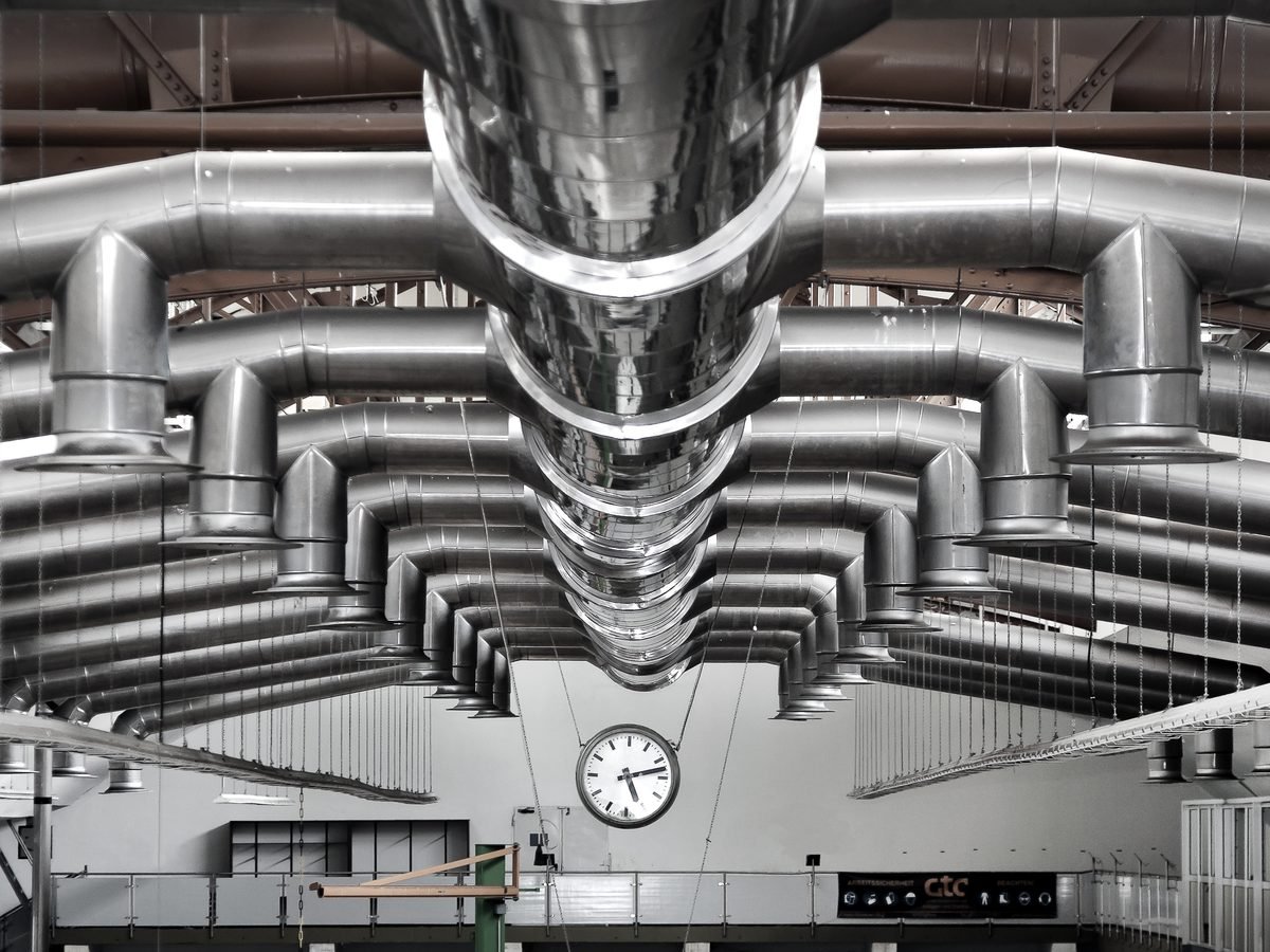 Isolierte Lüftungskanäle in einer Industriehalle