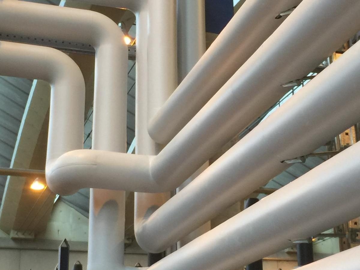 Isolierte Rohrleitungen mit Bögen in einer Industriehalle